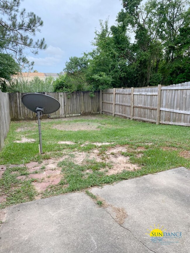 Building Photo - Great 3 Bedroom Townhouse Close to Both Ba...