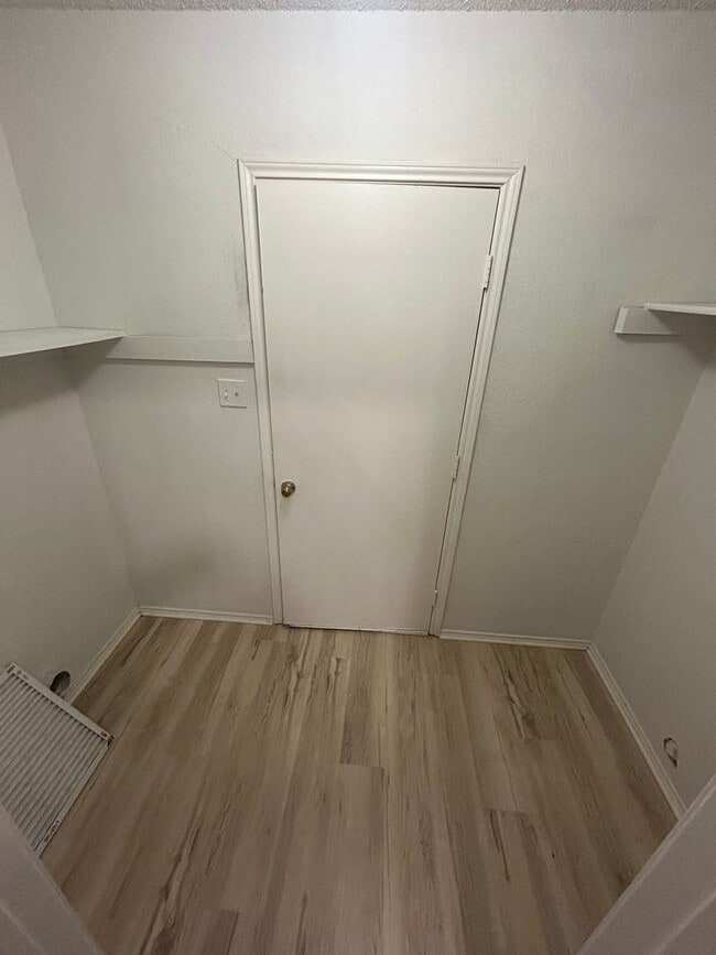 Building Photo - Ready to Move in... Do not miss this house...