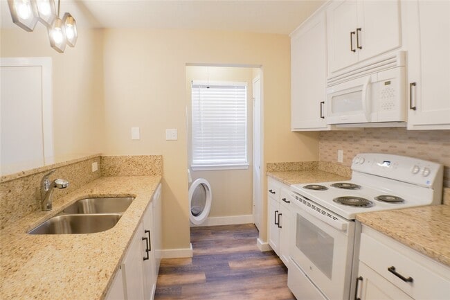 Building Photo - 2401 Sycamore Ave