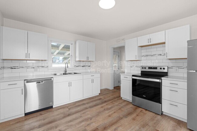 Building Photo - 6950 N Crestline St