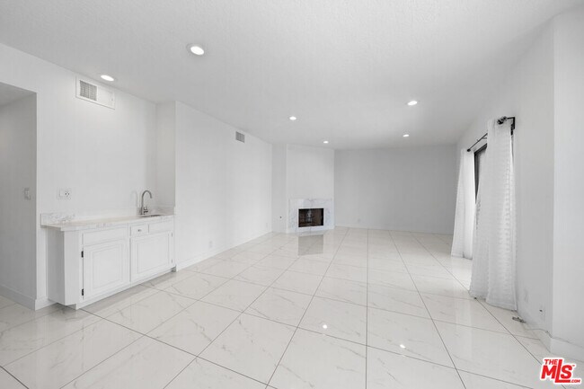 Building Photo - 4444 Wilshire Blvd