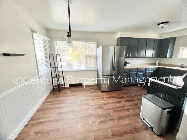 Building Photo - Large 2 bedroom house with an oversized ga...