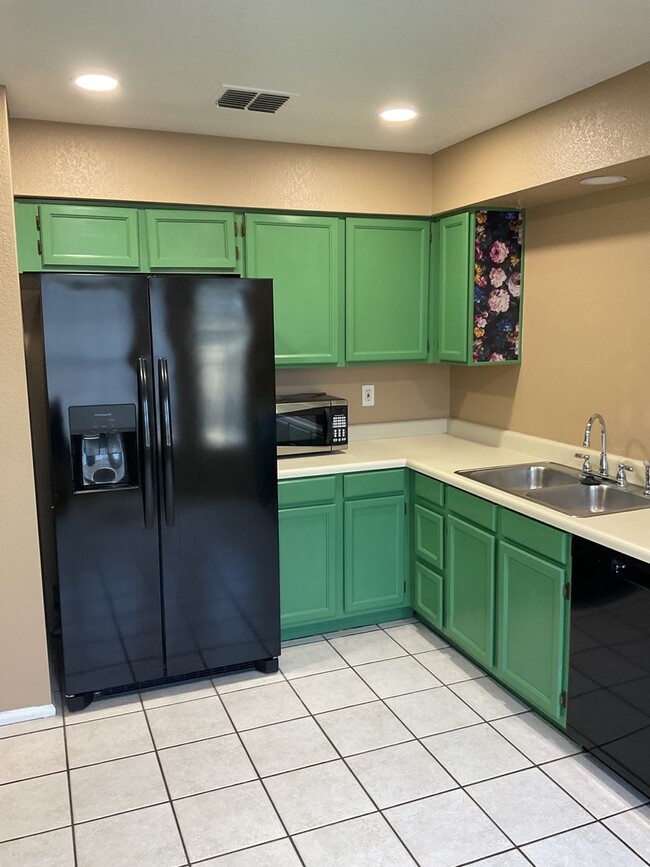 Building Photo - Spacious Townhouse near McKellips & Lindsay across from Community Pool