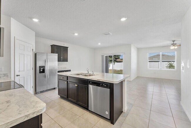 Building Photo - 357 SE Oakridge Dr