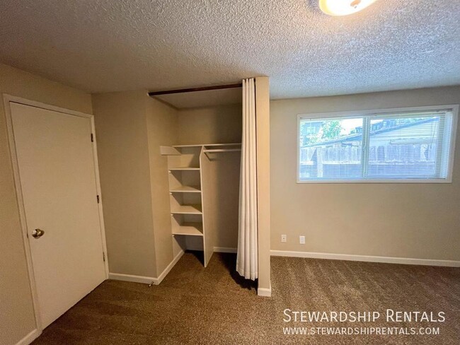 Building Photo - Perfect for college students! Close to campus