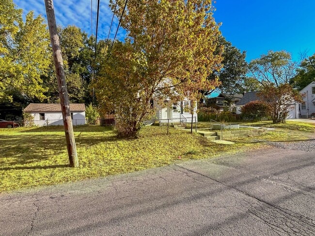 Building Photo - 1040 E Gates St