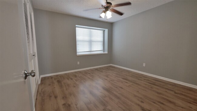 Building Photo - 800 Country Pl Dr