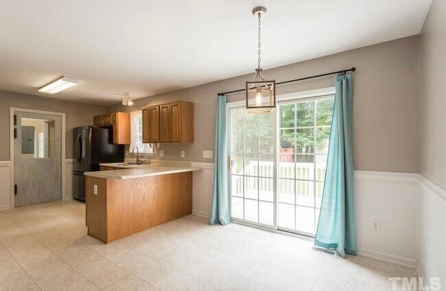 Building Photo - 145 Beaver Ridge Dr