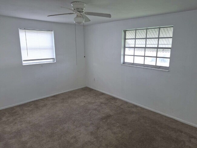 Building Photo - 2-Bed Home in Holiday, FL"