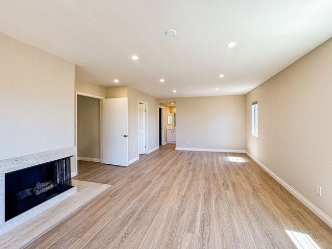 Building Photo - Luxurious Coastal Living: Fully Remodeled 3-Bed, 3.5-Bath with Ocean Views in Sea Point