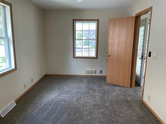 Building Photo - 1 Bedroom, 1 Bath Single Family Home in Clinton, IA