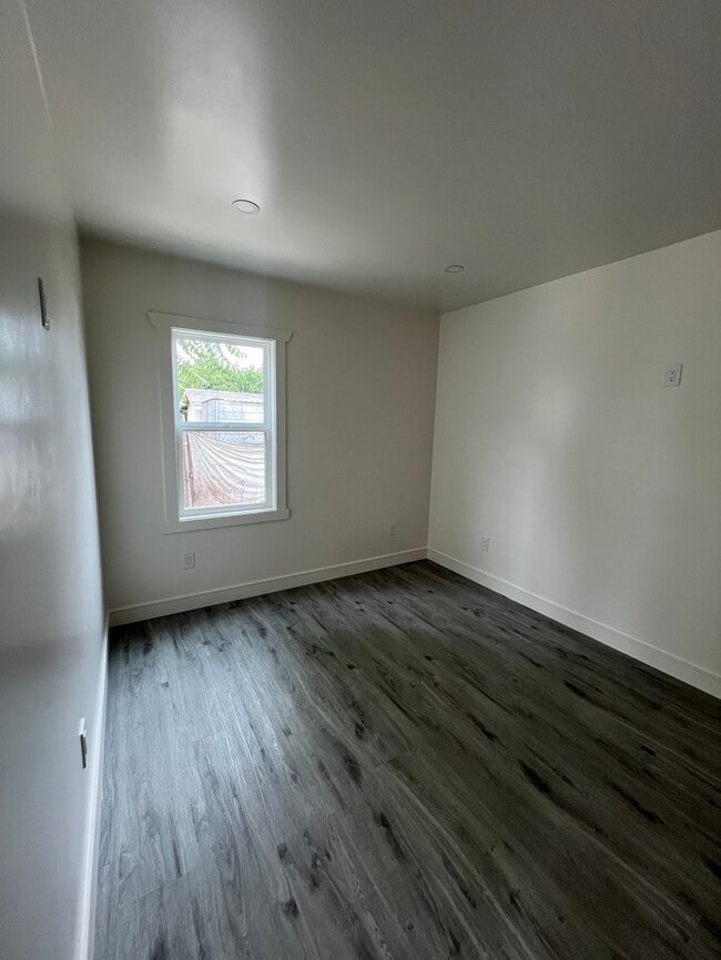 Building Photo - Newly Renovated 1-Bedroom, 1-Bathroom Apar...