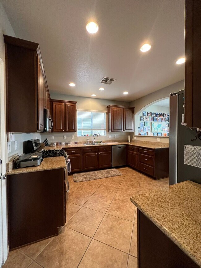Building Photo - ABSOLUTELY AMAZING! Large 4 bedroom 2 stor...