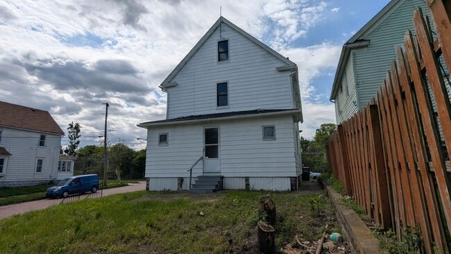 Building Photo - Spacious 5-bedroom, 1-bath home offers flexible living across multiple levels in Akron