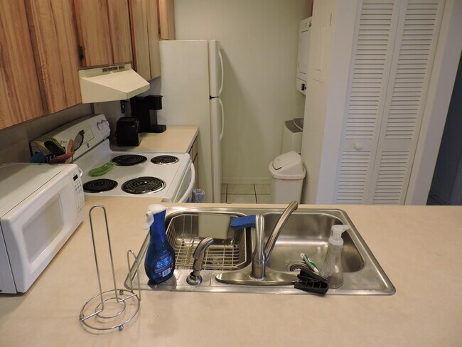 Building Photo - 3402 Gardens E Dr