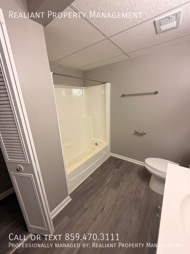 Building Photo - 2074 Fairmont Ct