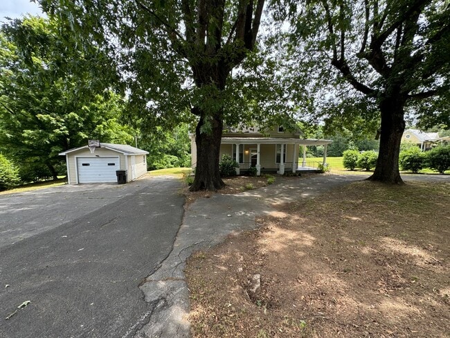 Building Photo - Large Historical 3/2 House in Summerville-$1,595