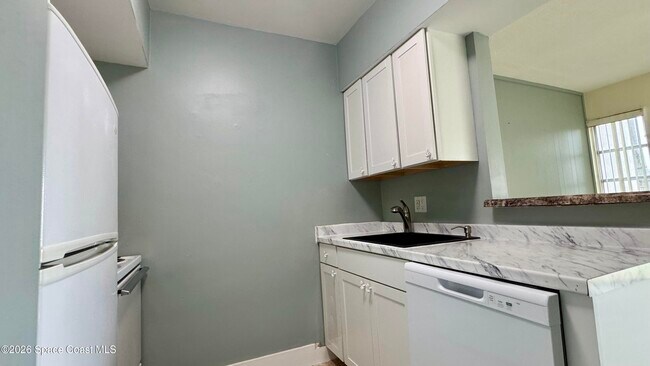 Building Photo - 250 N Banana River Dr