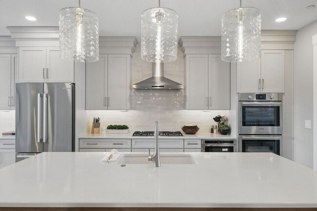 Building Photo - Luxurious, Fully Furnished Townhome       ...