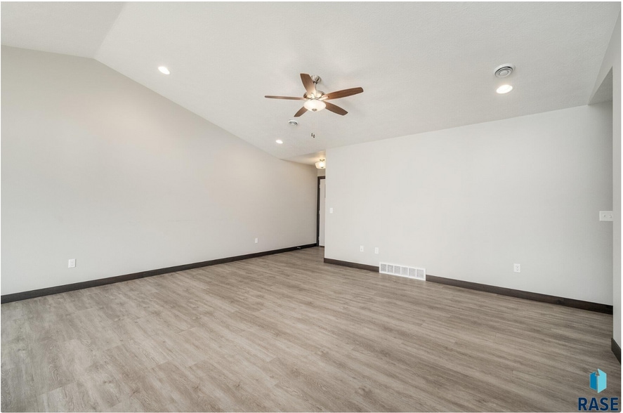 Building Photo - 4612 W 34th St N