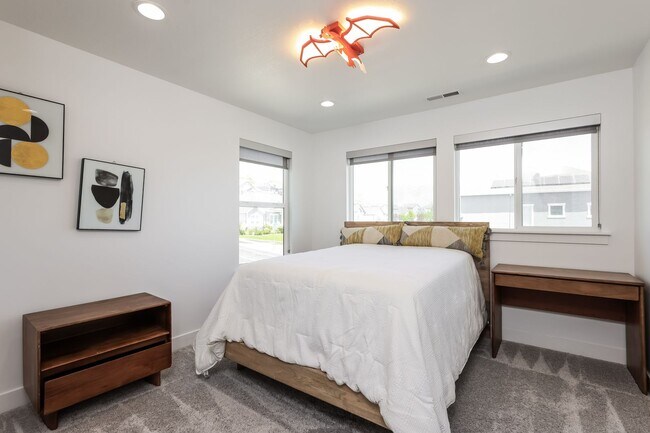 Building Photo - 5 Bedroom/4 Bathroom Lehi