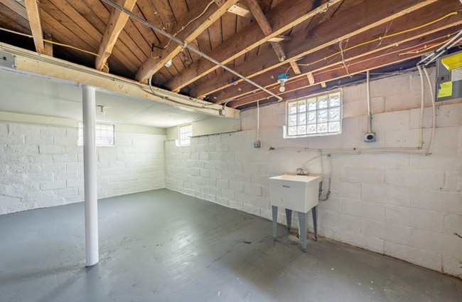 Building Photo - 1282 Summit Dr