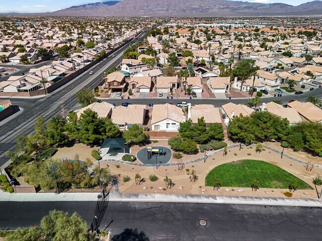 Building Photo - NW!! GATED!! Playground!!!Low maintenance ...