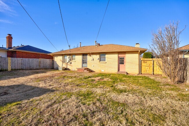 Building Photo - 3 Bed 1.5 Bath in Del City!