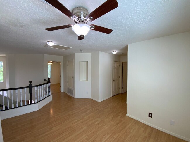 Building Photo - 3 Bedroom Home Available Near Golf Course ...