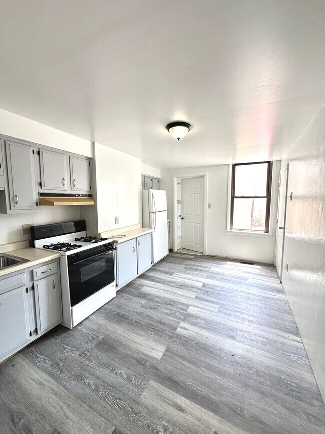 Building Photo - Updated 1 Bed, 1 Bath First Floor Unit in South Side - Private Entrance, Laundry in Basement - Av...