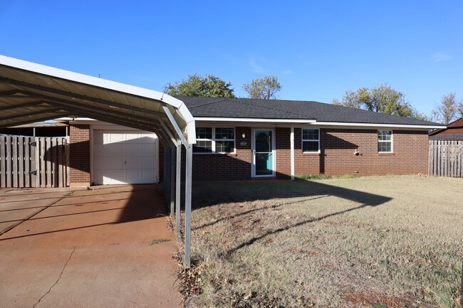 Building Photo - Charming 3 bedroom 1 bath on an Oversized lot