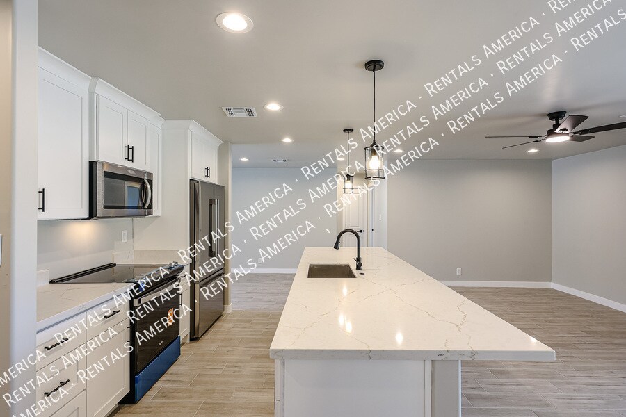 Building Photo - 1704 E Pickrell Dr