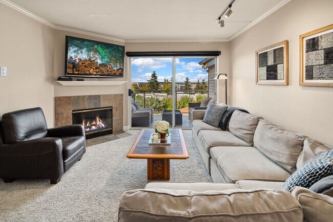 Building Photo - Top Floor Condo with Skyline Views in Merc...