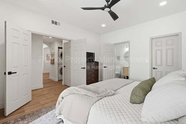 Building Photo - 9708 E Vía Linda