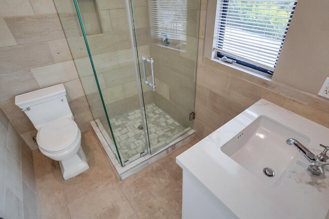 Custom Bathroom ensuite - 556 Luton Dr