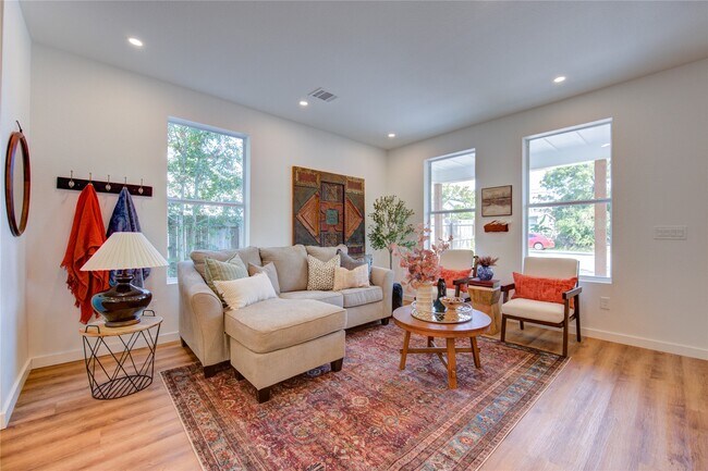 Building Photo - 11 E Obryant St