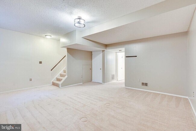 Building Photo - 2374 Hunters Square Ct