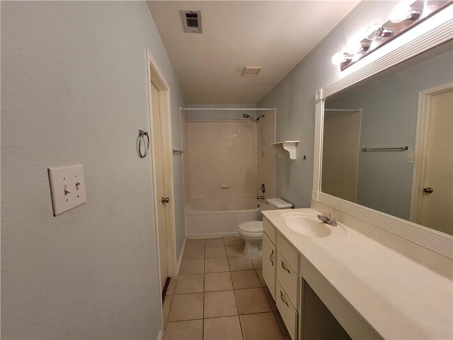 Building Photo - 1061 Canterbury Trail