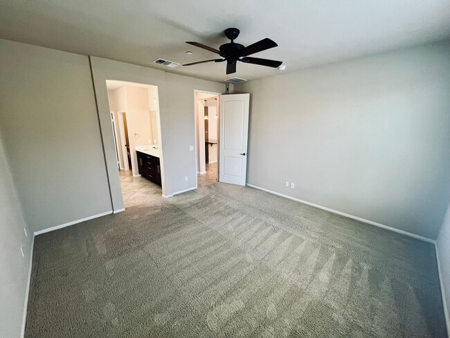 Building Photo - Gorgeous 2 bedroom and 2 bathroom home in ...
