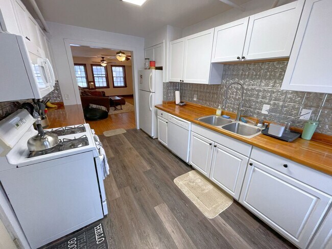 Building Photo - 46 N Breese Terrace