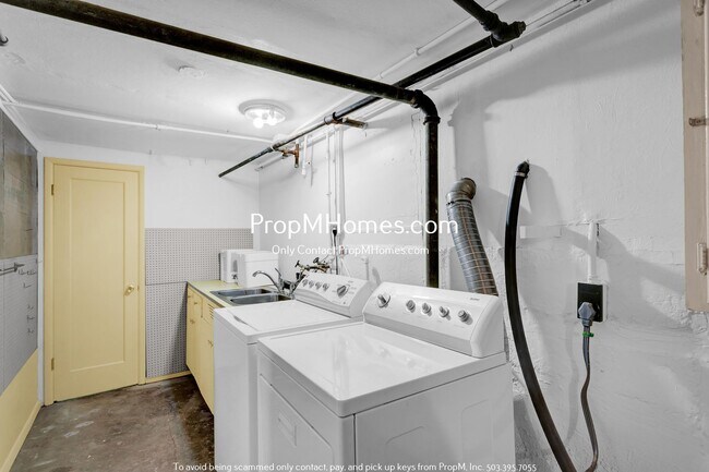 Building Photo - Rare Three Bedroom Gem in SW Portland!