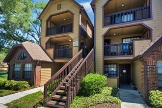 Building Photo - Beautiful 1/1 Condo in Gated Lakefront Com...