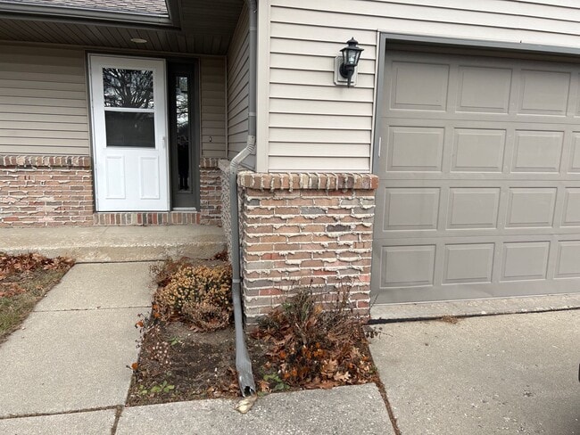 Building Photo - 732 Meadow Park Dr