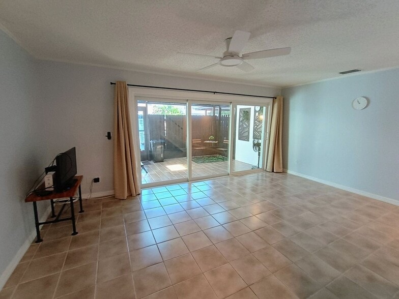 Building Photo - 3827 Pine Cone Cir