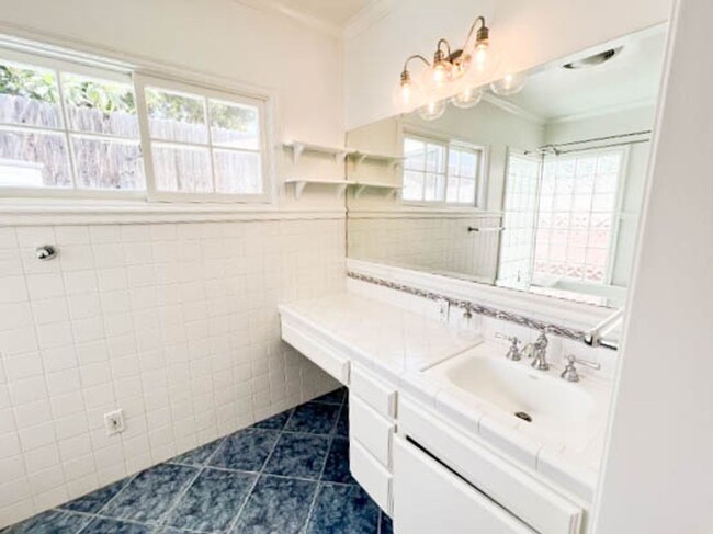 Building Photo - EASTSIDE BUNGALOW LONG BEACH