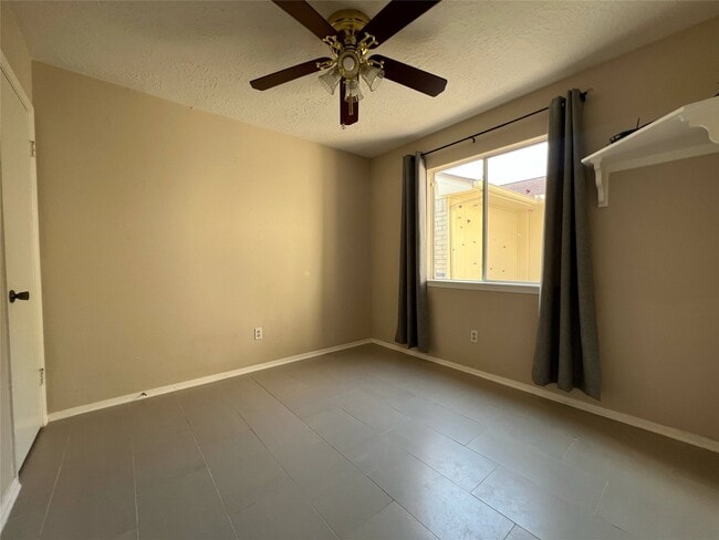 Building Photo - 2134 Collingsfield Dr