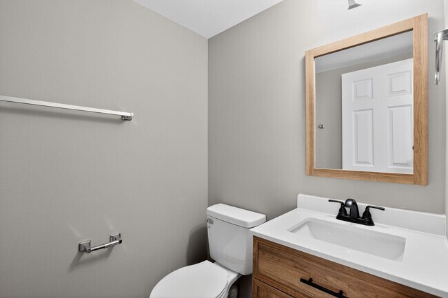 Building Photo - 2 Bedroom 2.5 Bath End Unit Townhouse in Fredericksburg