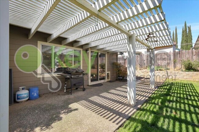 Building Photo - 6359 Edgewood Way