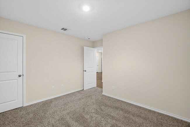 Building Photo - 116 Sir Barton Ln