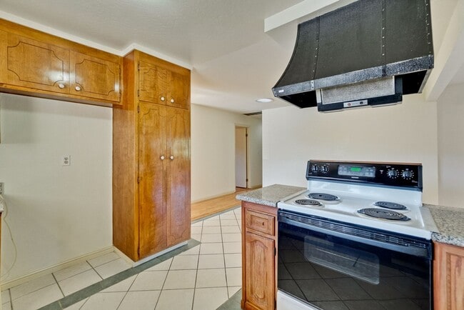 Building Photo - 1109 White Cliff Dr